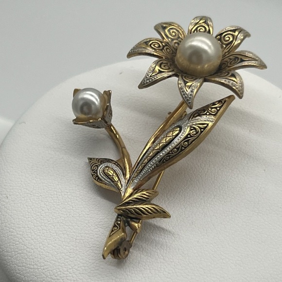Vintage Damascene Faux Pearl Flower Brooch Pin Gold & Silver Tone Made In Spain - Picture 2 of 7